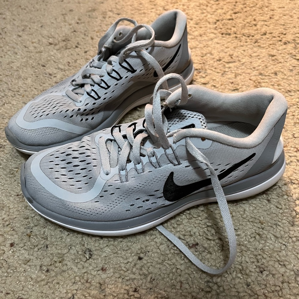 Nike Women’s Light Gray Athletic Shoes